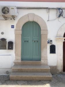 The facade or entrance of Aduepassi apartments