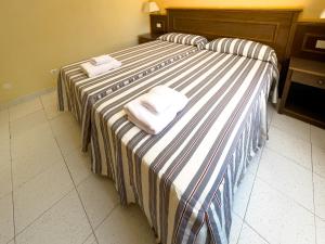 a hotel room with two beds with towels on them at CT Las Tres Palmeras in Valle Gran Rey