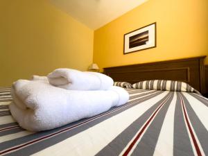 a pile of towels sitting on top of a bed at CT Las Tres Palmeras in Valle Gran Rey