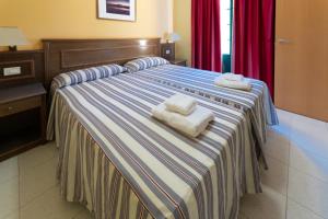 a bed with two towels on top of it at CT Las Tres Palmeras in Valle Gran Rey