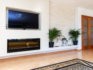 Μια τηλεόραση ή/και κέντρο ψυχαγωγίας στο Holiday Home La Goba Parc by Interhome