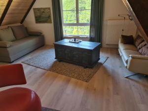 ein Wohnzimmer mit einem Sofa und einem Couchtisch in der Unterkunft Rechenpeterhäusle in Fischerbach