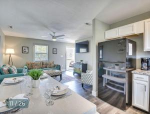 eine Küche und ein Wohnzimmer mit einem Tisch und einem Kühlschrank in der Unterkunft Puttin Around in Kitty Hawk