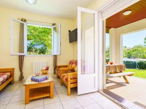 Χώρος καθιστικού στο Holiday Home Les 7 Nains-1 by Interhome