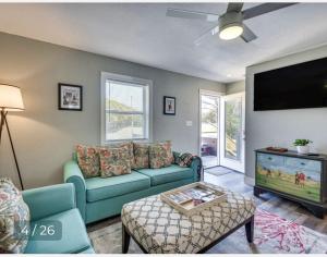 ein Wohnzimmer mit einem Sofa und einem Flachbild-TV in der Unterkunft Puttin Around in Kitty Hawk