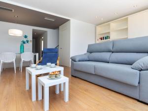 Una sala de estar con un sofá azul y mesas. en Apartment Chesa by Interhome, en Benicarló 24 fotos más