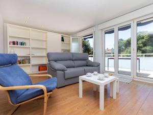 una sala de estar con un sofá y una mesa en Apartment Chesa by Interhome, en Benicarló