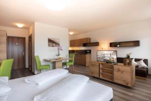 Kuchyň nebo kuchyňský kout v ubytování Hotel Schönbrunn