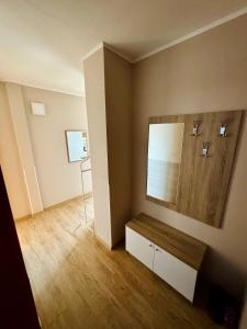 uma sala de estar com um espelho e uma mesa de madeira em Gradiska na Savi apartmani i sobe em Bosanska Gradiška