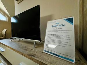 TV de pantalla plana en la parte superior de una mesa en Gradiska na Savi apartmani i sobe en Bosanska Gradiška