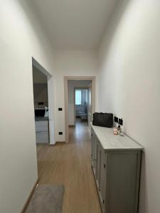 Una habitación blanca con un mostrador y un pasillo. en A Casa Di Viola, en Casalecchio di Reno
