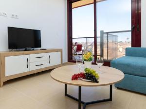una sala de estar con una mesa con copas de fruta y vino en Apartment Barco 3 by Interhome, en Vinarós