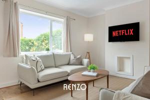 Гостиная зона в Spacious 4-bed Home in Nottingham by Renzo, Perfect for Contractors!