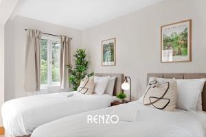 Llit o llits en una habitació de Inviting 4-bed Home in Nottingham by Renzo, Free Driveway Parking, Sleeps 7!