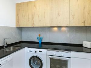 una cocina con lavadora y fregadero en Apartment Barco 3 by Interhome, en Vinarós