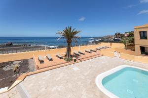a resort with a swimming pool and a beach at CT Las Tres Palmeras in Valle Gran Rey