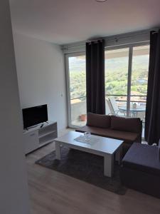 ein Wohnzimmer mit einem Sofa und einem Couchtisch in der Unterkunft Apartments Marko in Ohrid
