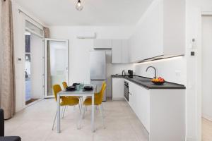 O bucătărie sau chicinetă la Appartamento vicino a Autodromo di Monza Villa Reale