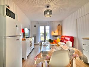 Η κουζίνα ή μικρή κουζίνα στο Holiday Home Les Cariatides by Interhome