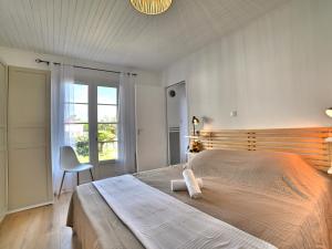 Ένα ή περισσότερα κρεβάτια σε δωμάτιο στο Holiday Home Les Cariatides by Interhome