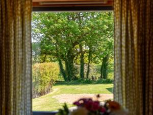 ローンセストンにあるChalet Ash Lodge by Interhomeの木立のある庭を望む窓