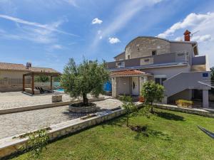 een villa met zwembad en huis bij Villa Dzana by Interhome in Mednjan