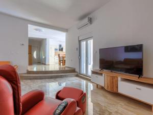 een woonkamer met een grote flatscreen-tv bij Villa Dzana by Interhome in Mednjan +46 foto's