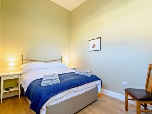 1 dormitorio con cama, escritorio y silla en 2 Bed in Jedburgh 86021, en Hawick