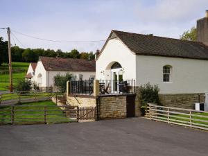 una casa blanca con una puerta y una valla en 2 Bed in Jedburgh 86021, en Hawick
