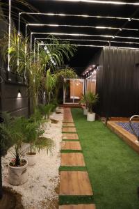 un jardin avec de la pelouse et des plantes dans un bâtiment dans l'établissement BlackWood Inn Farm Stay, à Mohāna