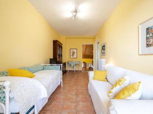 Ένα ή περισσότερα κρεβάτια σε δωμάτιο στο Apartment Carroccio Giallo by Interhome
