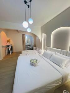 24Rooms นครสวรรค์ في ناخون صوان: غرفة نوم بيضاء كبيرة مع سرير أبيض كبير