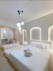 24Rooms นครสวรรค์ في ناخون صوان: غرفة نوم بيضاء كبيرة بها سريرين وطاولة