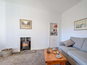 sala de estar con sofá y chimenea en 1 Bed in Jedburgh 86020, en Hawick