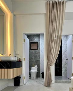 24Rooms นครสวรรค์ في ناخون صوان: حمام مع حوض ومرحاض