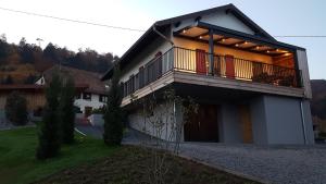 ein Haus mit einem Balkon an der Seite in der Unterkunft Gîte chez Alice in Mollkirch