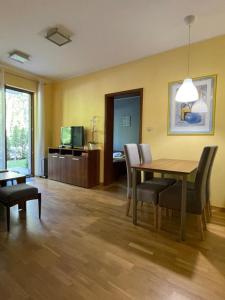 Μια τηλεόραση ή/και κέντρο ψυχαγωγίας στο Apartament z ogródkiem, basen, garaż, Villa 4 Pory Roku