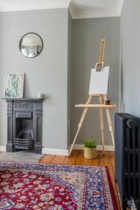 um quarto com um cavalete e uma pintura na parede em GuestReady - Victorian redbrick in heart of Dublin em Dublin