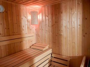 una sauna de madera con un banco. en Studio The Green Studio by Interhome en Stein an der Enns