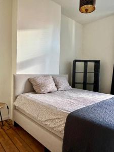 um quarto com uma cama com duas almofadas em Boho Apartments - 2 Bedrooms em Antuérpia