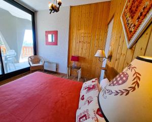 A bed or beds in a room at Location Pra-Loup Vacances