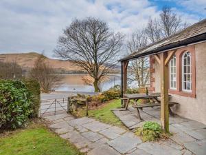 ボローデール渓谷にある3 Bed in Borrowdale SZ061の湖の景色を望む建物の隣にあるピクニックテーブル