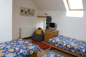 Katil atau katil-katil dalam bilik di Penlan Coastal Cottages - Cornerstone