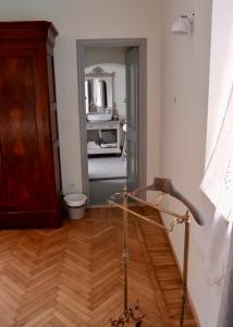 un corridoio con scala in una stanza con specchio di Casa Viola Bed and Breakfast a Calice Ligure