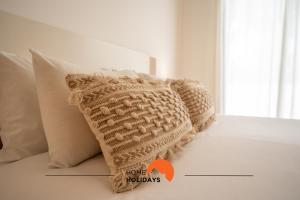 een groep kussens op een bed bij #194 Dream Flat by Home Holidays in Vale de Pedras +48 foto's