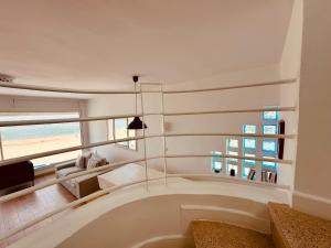 uma sala de estar com vista para a praia em Villa vue imprenable sur l’Océan. em Moulay Bousselham