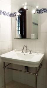 uma casa de banho com um lavatório branco e um espelho. em CHÂTEAU CAGNINACCI B&B em San-Martino-di-Lota