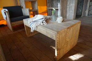 โทรทัศน์และ/หรือระบบความบันเทิงของ Stoere safaritent voor 7 personen met Privé sanitair Sleepy +31 ภาพ