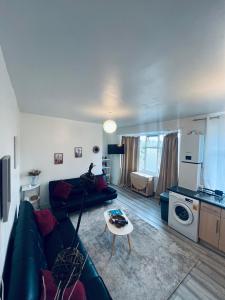 uma sala de estar com um sofá e uma mesa em Two Bedroom Flat Burnt Oak London em Edgware