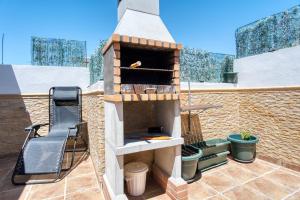 un horno de pizza sentado en la parte superior de un patio en Rincón de sol y relax, en Torrevieja